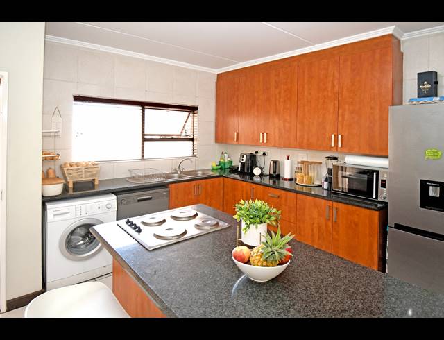 2 BEDROOM APARTMENT FOR SALE IN SUNNINGHILL
